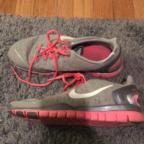 Nike Shoes - Nike free runs